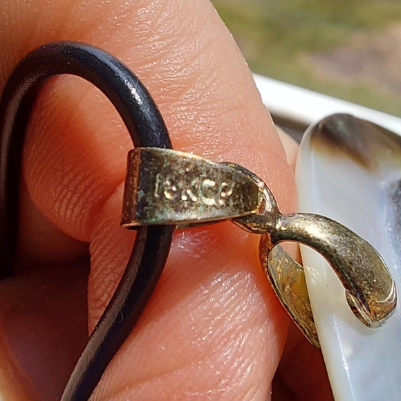 NWT Lee Sands carved floral shell necklace, 18" - Picture 5 of 6